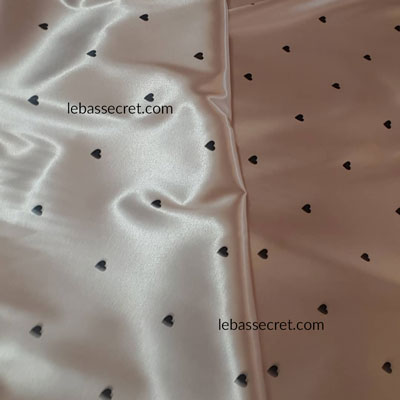 پارچه ساتن ابریشم را در لباس خواب برند های معتبر مانند لباس سکرت، با هم ترکیب می کنند تا زیباترین نوع لباس شب را مهیا کنند